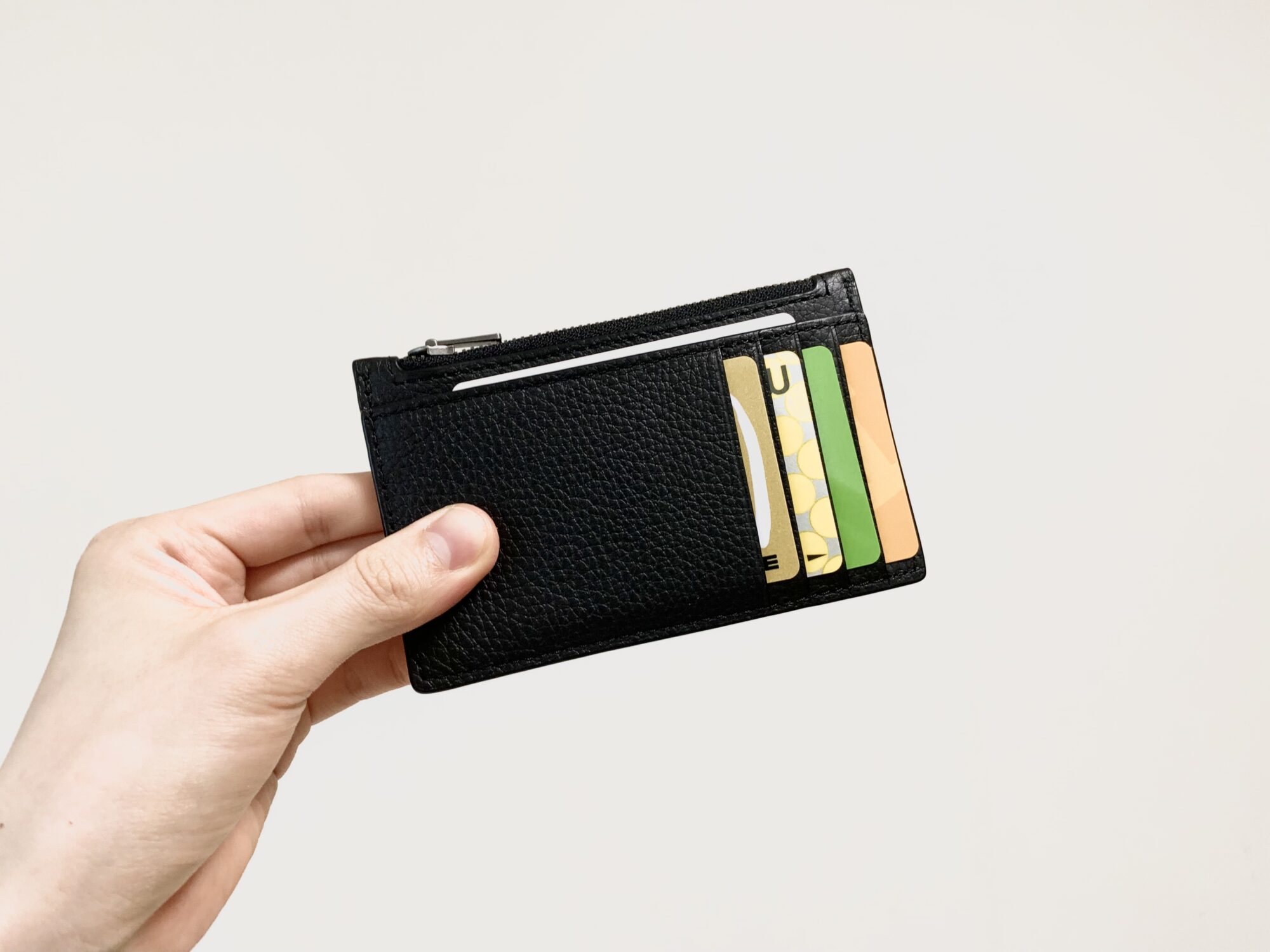 本革のレザーを使用したカードサイズのフラグメントケースをメイン財布 